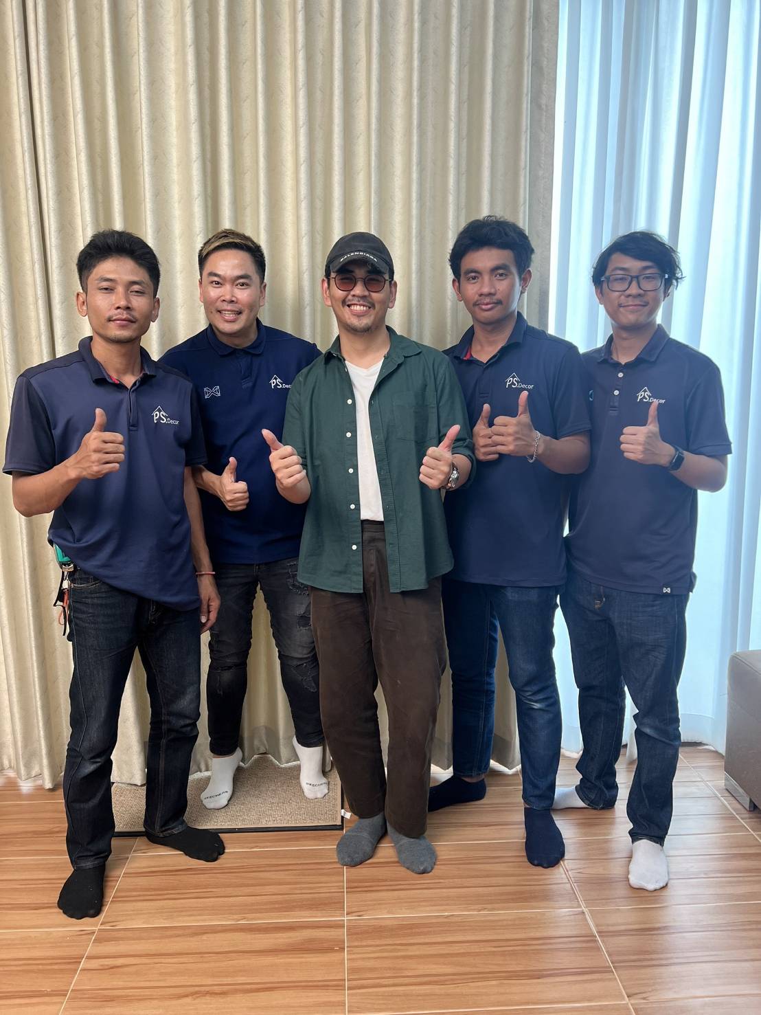 ทีมงาน PSDECOR Thailand - ผู้เชี่ยวชาญด้านการออกแบบและติดตั้งผ้าม่าน